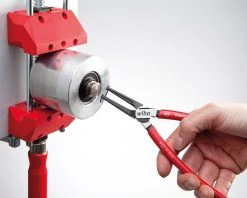 Wiha Pince à Circlips Classic Avec MagicTips® Pour Circlips Internes (alésages) 34690 J 2, 180 Mm -Pinces et ciseaux Soldes pince a circlips classic avec magictipsr pour circlips internes alesages 34690 j 2 180 mm 2